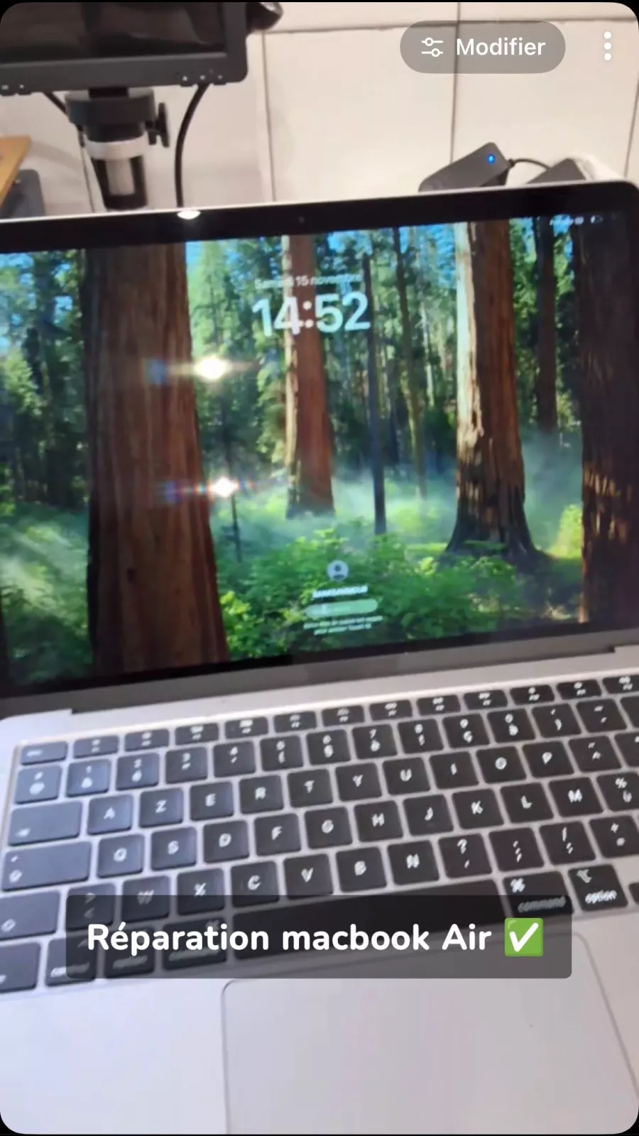 MacBook Air réparé, allumé sur l'écran de verrouillage
